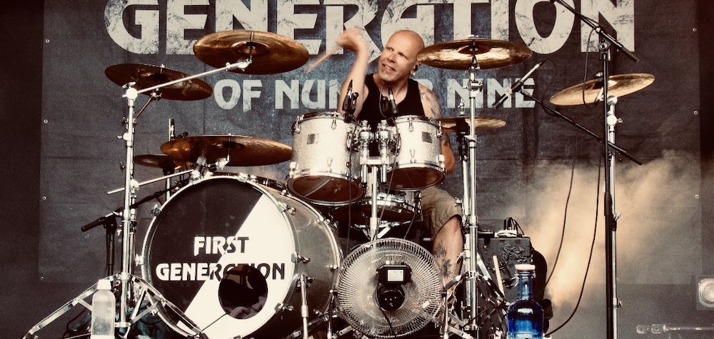 Hero Bild mit Dominik Hülshorst der Schlagzeug auf einer Bühne spielt